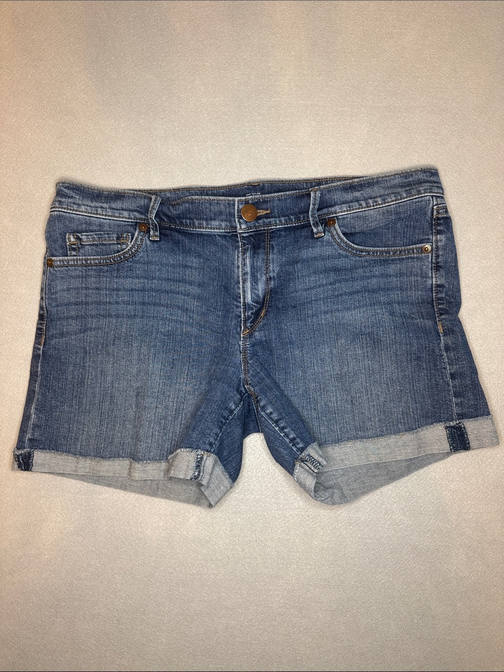 LOFT Mid-Rise Blue Denim Cuffed Shorts Size 8 EUC